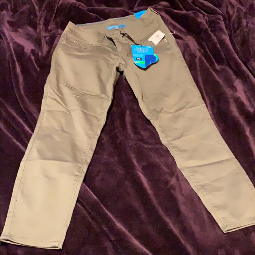 YMI Wanna Betta Butt? Crop Pants